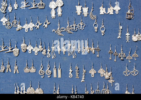 Lviv, Ukraine - le 16 juillet 2015 : Boucles d'oreilles de formes différentes pour la vente sur un marché à Lviv, Ukraine. Banque D'Images