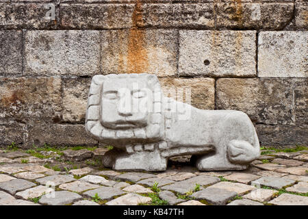 La sculpture du lion dans les rues de Lviv, Ukraine Banque D'Images