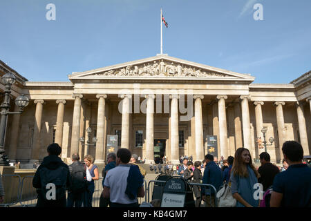 Visiteurs en dehors du British Museum à Londres en Angleterre Banque D'Images