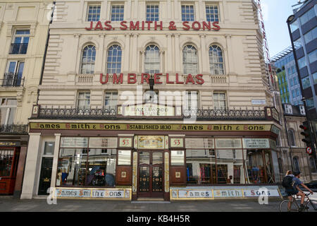 James Smith & Sons - un célèbre fabricant de coordination établi à Londres dans les années 1830 et encore en activité aujourd'hui à New Oxford Street à Londres, Angleterre Banque D'Images