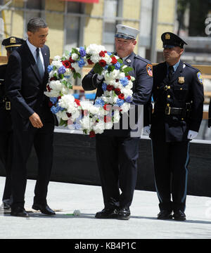 New YORK, NY - MAI 05: Le président Obama arque sa tête pendant un moment de silence avec l'officier du département de police de New York, Stephanie Moses, à gauche, et l'officier du département d'incendie de New York, Joseph Lapointe, lors d'une cérémonie de dépôt de couronne jeudi au mémorial national du 11 septembre. Marine Un porteur du président Obama a atterri jeudi près de Wall Street à New York City. Obama a déposé une couronne au Ground Zero lors d'une cérémonie solennelle, en souvenir des victimes des attentats du 11 septembre. Il a rencontré en privé des membres de la famille des victimes et des pompiers et des policiers. Le 5 mai 2011 à New York personnes : Banque D'Images