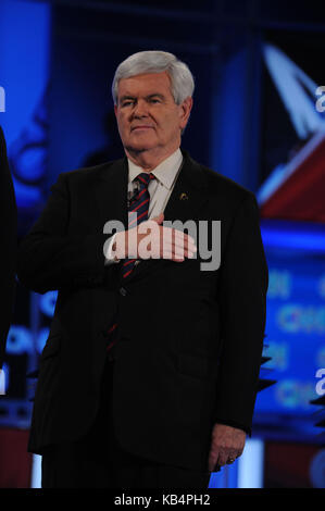 Jacksonville, FL - 26 JANVIER : candidats républicains à la présidence (L-R) ancien sénateur américain Rick Santorum, ancien président de la Chambre Newt Gingrich (R-GA), ancien gouverneur du Massachusetts. Mitt Romney et Ron Paul (R-TX), Rép. Des États-Unis, placent leurs mains sur leur cœur pendant l'hymne national au début d'un débat parrainé par CNN, le Parti républicain de la Floride et le réseau de leadership hispanique à l'Université de Floride du Nord le 26 janvier 2012 à Jacksonville, en Floride. Le débat est le dernier avant les primaires de la Floride le 31 janvier. Personnes: Newt Gingrich Réf. Transmission: Nc1 Credi Banque D'Images