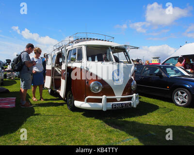 Les personnes à la recherche d'un camping-car vw à beachbuggin campervan rencontrez, Southsea, Portsmouth Banque D'Images