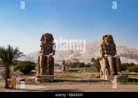 Les ruines de statues à Louxor, Egypte Banque D'Images