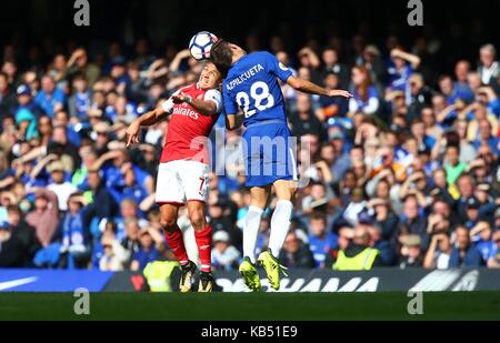 Cesar azpilicueta vies de Chelsea pour le bal avec Alexis Sanchez d'arsenal au cours de la Premier League match entre Chelsea et arsenal à Stamford Bridge à Londres. 17 sep 2017 Banque D'Images