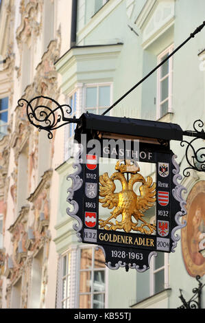 Autriche, Tyrol, Innsbruck, Herzog-friedrich strasse (rue) dans le centre historique, signe de la plus vieille auberge de la ville, Goldener Adler Banque D'Images