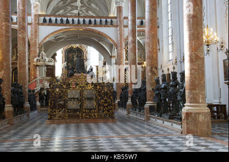 Autriche, Tyrol, Innsbruck, Hofkirche, 28 statues monumentales en bronze entourent le tombeau de l'empereur Maximilien le 1e, monument impérial le plus important d'Europe Banque D'Images