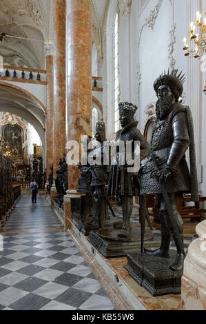 Autriche, Tyrol, Innsbruck, Hofkirche, 28 statues monumentales en bronze entourent le tombeau de l'empereur Maximilien le 1e, monument impérial le plus important d'Europe Banque D'Images