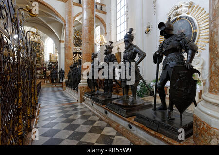 Autriche, Tyrol, Innsbruck, l'église hofkirche, 28 statues de bronze monumental entourent le tombeau de l'empereur Maximilien 1er, le plus important monument impériale en Europe Banque D'Images