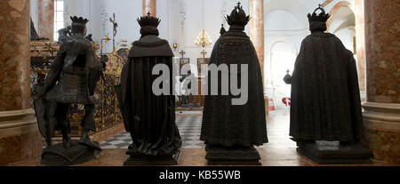 Autriche, Tyrol, Innsbruck, Hofkirche, 28 statues monumentales en bronze entourent le tombeau de l'empereur Maximilien le 1e, monument impérial le plus important d'Europe Banque D'Images