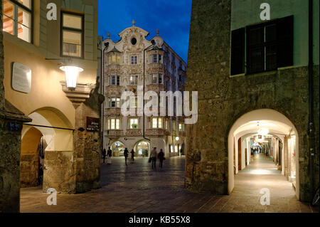 Autriche, Tyrol, Innsbruck, Herzog-Friedrich Strasse (rue) dans le centre historique, la façade de style baroque de la Hölblinghaus Banque D'Images