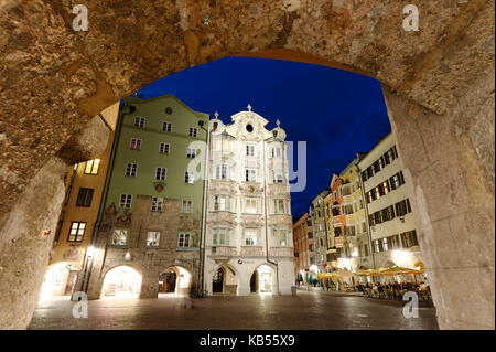 Autriche, Tyrol, Innsbruck, Herzog-Friedrich Strasse (rue) dans le centre historique, la façade de style baroque de la Hölblinghaus Banque D'Images