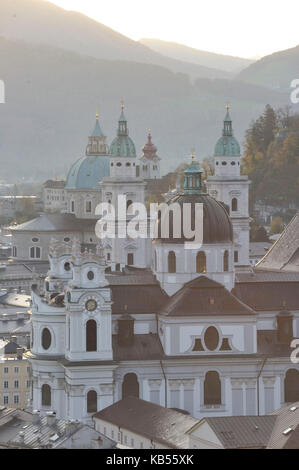 Autriche, Salzbourg, le centre historique classé au patrimoine mondial par l'unesco, de dômes de centre historique avec la cathédrale Banque D'Images