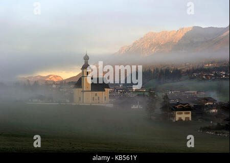 Autriche, Tyrol, going am Wilder Kaiser, paysage alpin et cottage avant le Wilder Kaiser Banque D'Images
