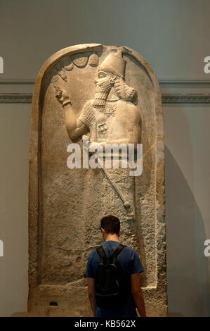 Royaume-uni, Londres, Bloomsbury, British museum, l'art assyrien antique stèle de gypse, le roi assyrien assurnazirpal ii, 883-859 av. Banque D'Images