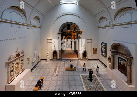 Royaume-Uni, Londres, South Kensington, Victoria and Albert Museum (V&A Museum) fondé en 1852, salle dédiée à l'intérieur de l'église Renaissance avec Crucifix peint par Antonio da Saliba en 1490-1500 Banque D'Images