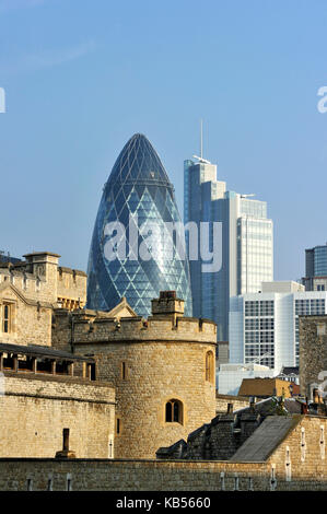 United kingdown, Londres, la ville, la Tour de Londres, inscrite au patrimoine mondial de l'unesco, et la tour surnommé le gherkin construite par l'architecte Norman Foster Banque D'Images