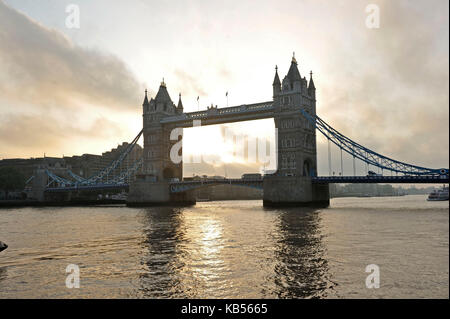 United kingdown, London, Tower Bridge ascenseur pont traversant la Tamise, entre les quartiers de Southwark et de Tower Hamlets Banque D'Images