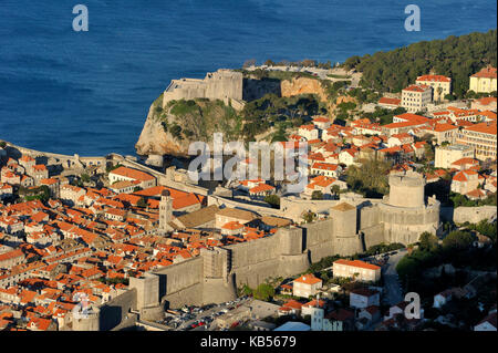 La Croatie, Dalmatie, côte dalmate, centre historique de Dubrovnik, classée au patrimoine mondial de l'UNESCO, avec l'enrichissement et la tour minceta fort lovrijenac Banque D'Images