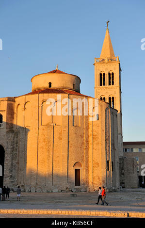 La Croatie, Dalmatie, côte dalmate, Zadar, le forum romain, l'église de saint donat et de la cathédrale, le campanile Banque D'Images