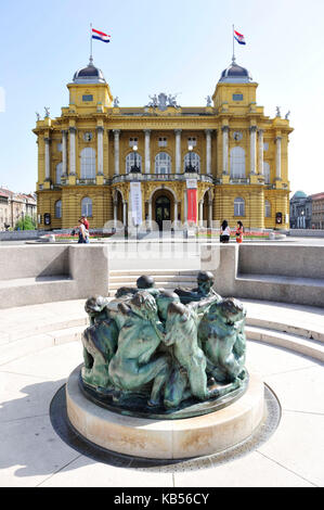 Croatie, Zagreb, sculpture la vie fontaine par sculpteur croate Ivan Mestrovic, en face du théâtre national Banque D'Images