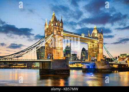 Tower Bridge à Londres, UK at night Banque D'Images