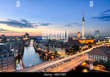 Berlin skyline panorama pendant le coucher du soleil, Allemagne Banque D'Images