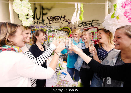 Des amies lors d'une fête de Bachelorette buvant du champagne Banque D'Images