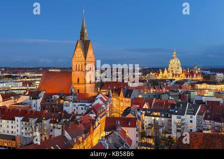 Vieille ville d'Hanovre, Allemagne la nuit avec Marktkirche au premier plan et l'Hôtel de ville en arrière-plan Banque D'Images