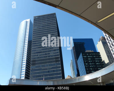 Staten Island Ferry Terminal, alias south ferry, avec des tours de bureaux sur la State Street Banque D'Images