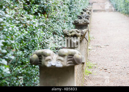 L'accent peu profonde vue d'un aqueduc d'eau décorée par peur des têtes d'animaux le long de l'allée verte à droite du jardin de Boboli de florence Banque D'Images