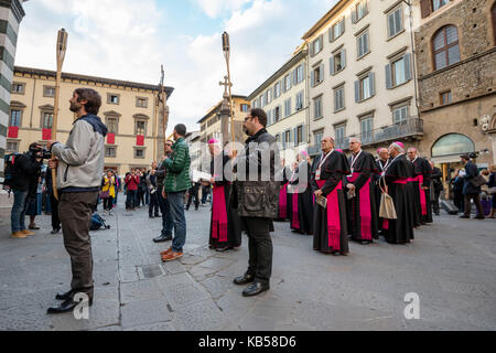 La procession cardinale attend le début de la cérémonie près du Baptistère de Florence (Battistero di San Giovanni), également connu sous le nom de Baptistère de Saint Jean Banque D'Images