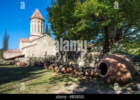 Vue générale de l'Eglise et monastère de Khvtaeba au complexe du territoire de la région de Kakheti Ikalto Monastère, de la Géorgie Banque D'Images