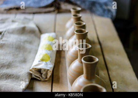 Juste créé cruches sont debout sur une table de la poterie Banque D'Images