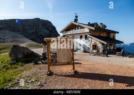 Europe, Italie, Alpes, Dolomites, montagnes, Rifugio Averau Banque D'Images