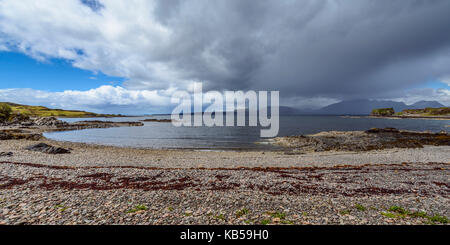 Lonely stone beach, île de Skye, Ecosse, Royaume-Uni Banque D'Images