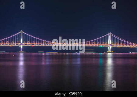 Gwangalli beach et Gwangan bridge at night à Busan en Corée du Sud. Banque D'Images