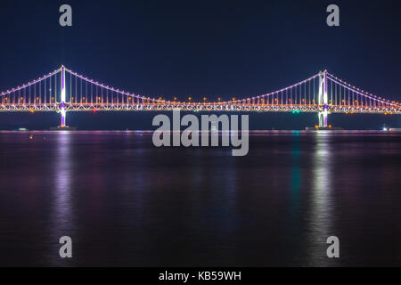 Gwangalli beach et Gwangan bridge at night à Busan en Corée du Sud. Banque D'Images