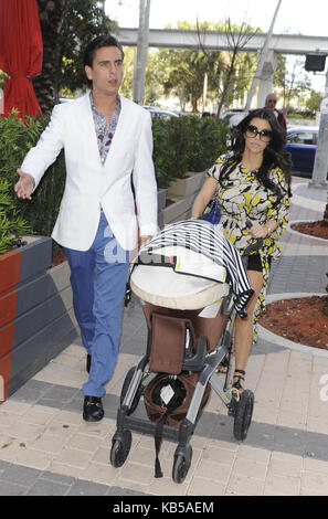 Miami, FL - MARS 04: Kourtney Kardashian et Scott Disick avec bébé Mason ont été repérés jeudi les costars/couple de la vie réelle de Kardashians qui ont poussé leur fils Mason de presque 3 mois dans une poussette.le 4 mars 2010 à Miami Beach, en Floride. Personnes: Kourtney Kardashian Scott Disick Mason Réf. De La Transmission: Hoo-Me.com / Mediapunch Banque D'Images