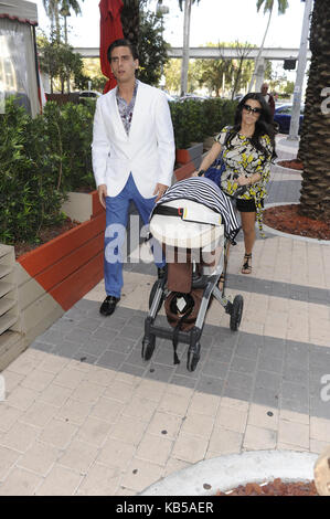 Miami, FL - MARS 04: Kourtney Kardashian et Scott Disick avec bébé Mason ont été repérés jeudi les costars/couple de la vie réelle de Kardashians qui ont poussé leur fils Mason de presque 3 mois dans une poussette.le 4 mars 2010 à Miami Beach, en Floride. Personnes: Kourtney Kardashian Scott Disick Mason Réf. De La Transmission: Hoo-Me.com / Mediapunch Banque D'Images