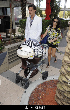 Miami, FL - MARS 04: Kourtney Kardashian et Scott Disick avec bébé Mason ont été repérés jeudi les costars/couple de la vie réelle de Kardashians qui ont poussé leur fils Mason de presque 3 mois dans une poussette.le 4 mars 2010 à Miami Beach, en Floride. Personnes: Kourtney Kardashian Scott Disick Mason Réf. De La Transmission: Hoo-Me.com / Mediapunch Banque D'Images