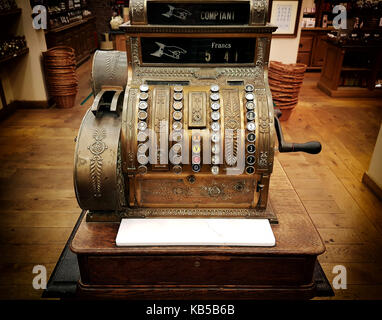 Old vintage caisse isolée dans un magasin Banque D'Images