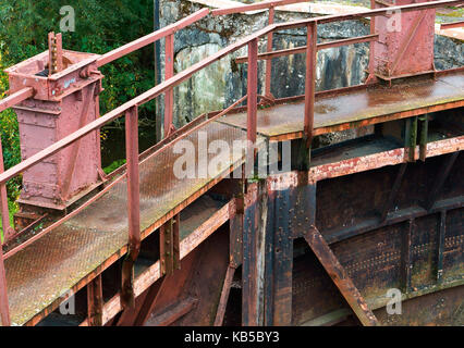 L'ancienne structure hydraulique de la passerelle Banque D'Images