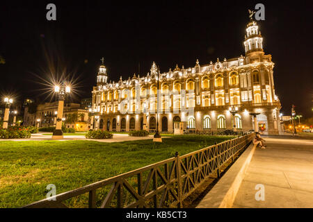 La photographie de nuit du Gran Teatro de la Habana, La Havane, Cuba, Antilles, Amérique centrale Banque D'Images