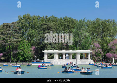 Des chaloupes à Estanque del Retiro lake, parc de Retiro (Parque del Buen Retiro, Madrid, Spain, Europe Banque D'Images