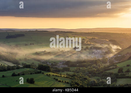 Vue depuis le bord à l'égard curbar calver, pic noir, parc national de Peak District, Derbyshire, Angleterre, Royaume-Uni Banque D'Images