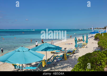 Une vue sur Grace Bay au coral garden resort et quelque part de restaurant, Providenciales, Turks et Caicos, dans les Caraïbes Banque D'Images