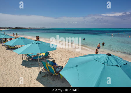 Une vue sur Grace Bay au coral garden resort et quelque part de restaurant, Providenciales, Turks et Caicos, dans les Caraïbes Banque D'Images