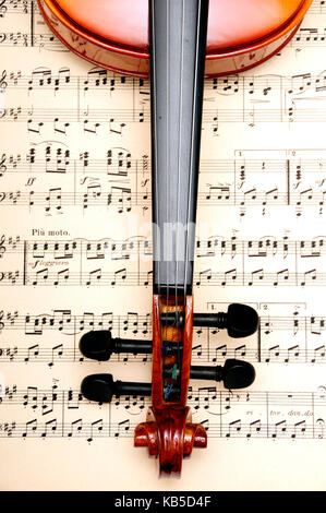 Violon classique sur une feuille de musique Banque D'Images