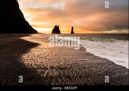 Des piles de roches au lever du soleil, de reynisdrangar halsanefs hellir beach près de vik, le sud de l'Islande, les régions polaires Banque D'Images